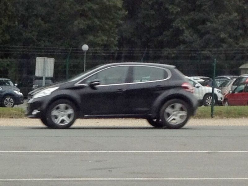 В Европе фотошпионами замечен загадочный SUV Peugeot