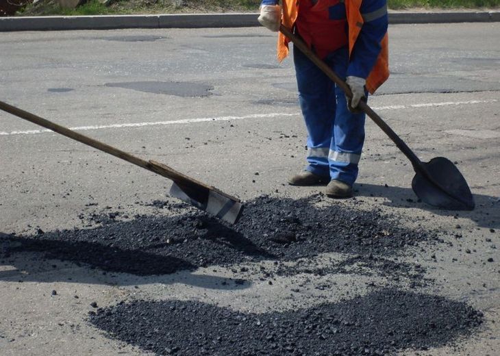 В Автозаводском районе будут заново латать отремонтированную год назад дорогу