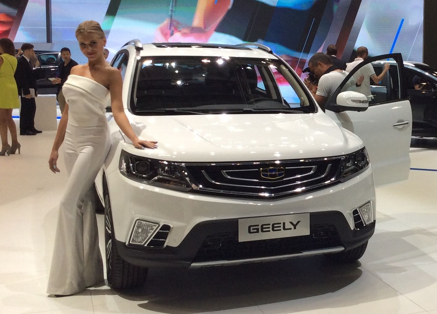 Geely привезла в Россию свой первый кроссовер