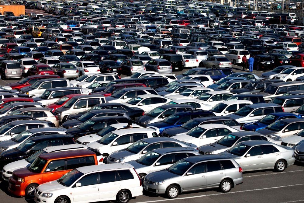 Продажи новых машин в России в январе выросли почти на треть
