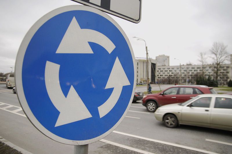 В России меняют правила проезда круговых перекрестков