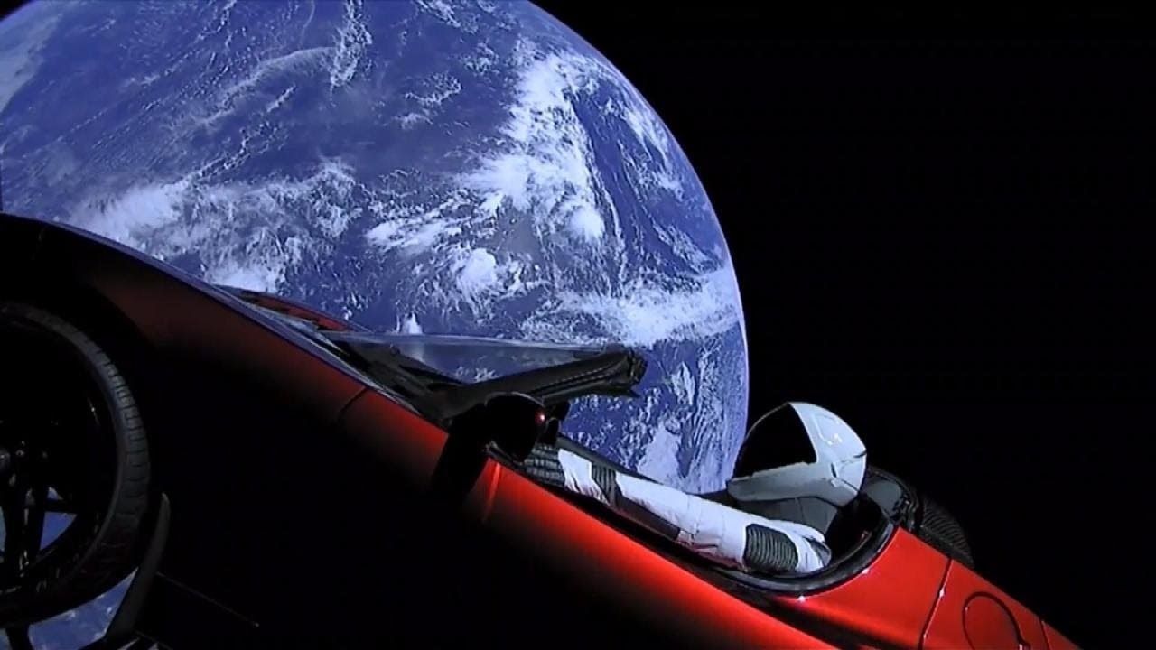 Автомобиль Tesla долетел до орбиты Марса