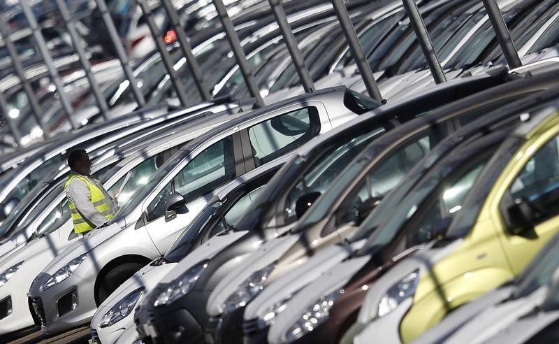 За полгода продажи легковых машин в РФ выросли на 12%