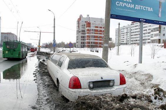 Весна идет: в Казани из-под снега показался лимузин 