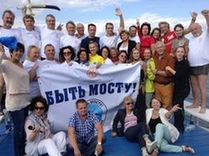 В Тольятти состоялся заплыв-акция через Волгу «Быть мосту!»