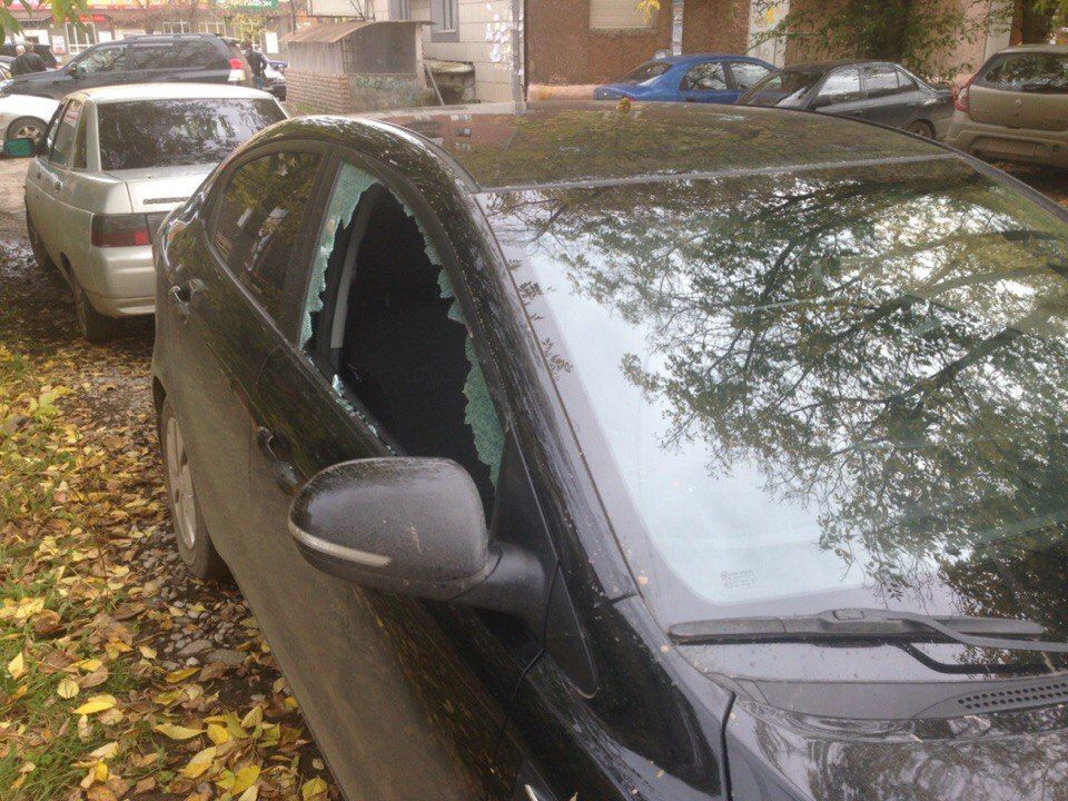 Что делать, если ночью кто-то разбил лобовое стекло машины во дворе дома, который огорожен?