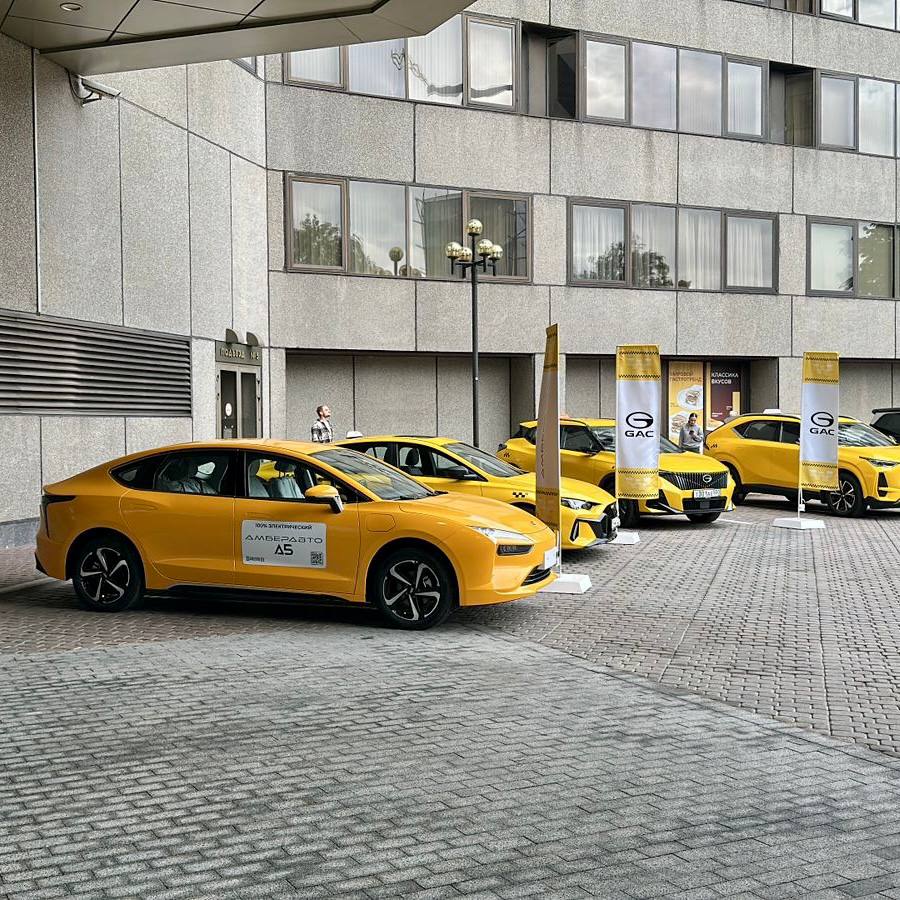 АВТОТОР представил такси-версию своего электромобиля АМБЕРАВТО А5