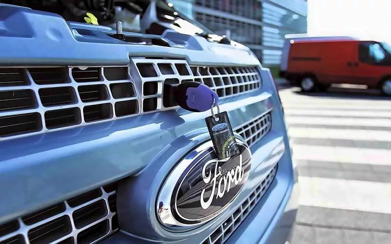 Ford придумал, как заливать «омывайку», не открывая капот Ford придумал, как заливать «омывайку», не открывая капот