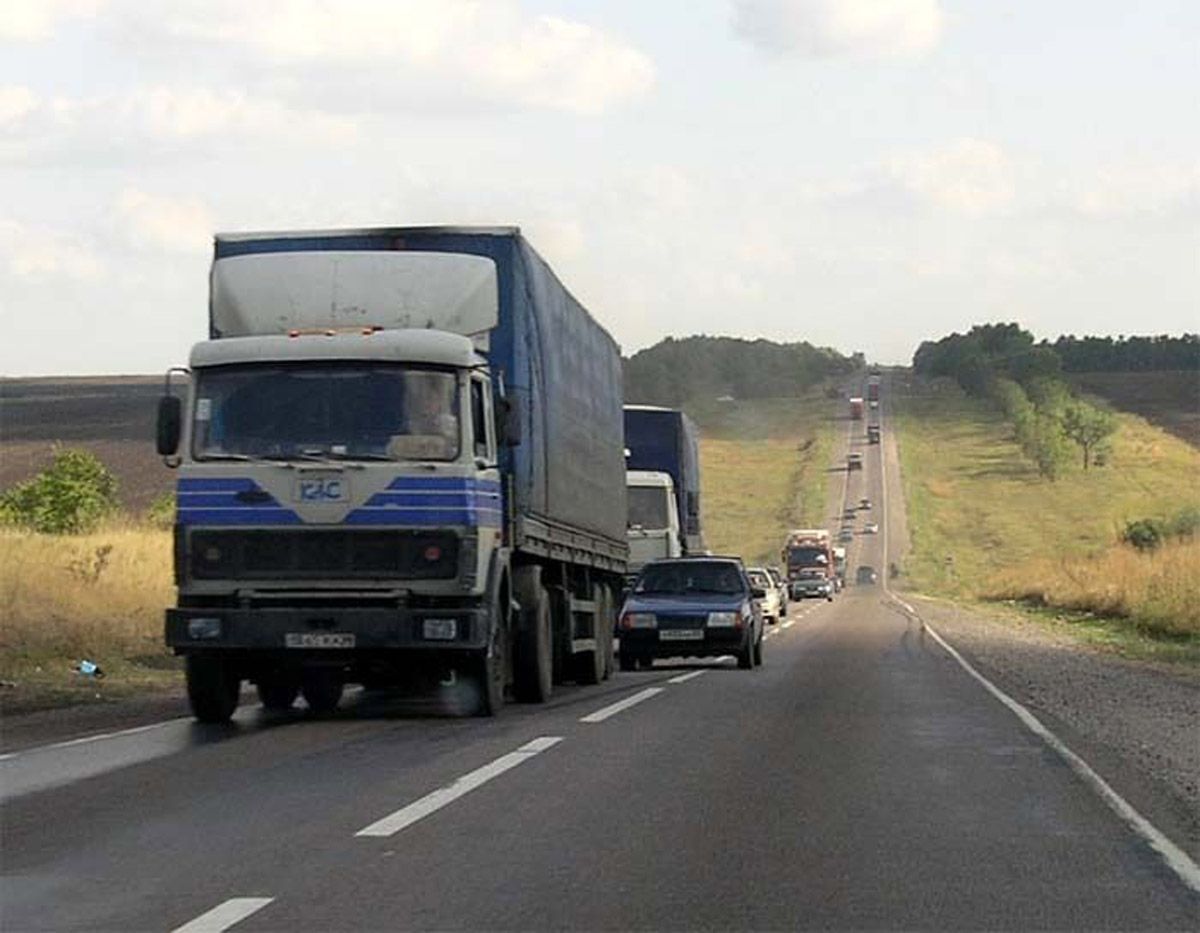 Тяжелым грузовикам запретят ездить по областным магистралям