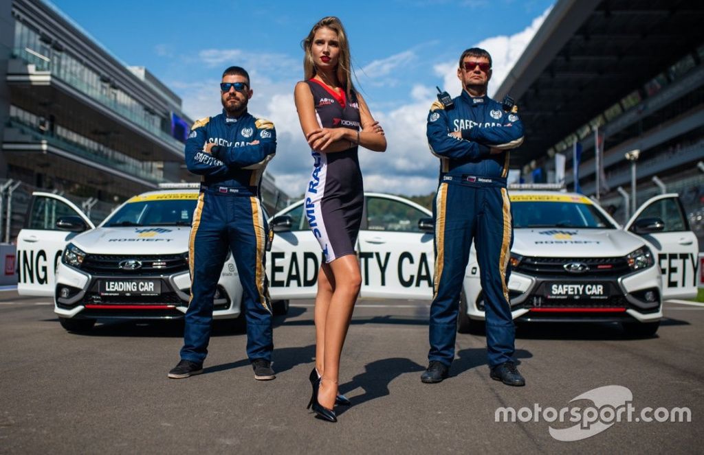 grid-girls-and-safety-car-driv-1.jpg