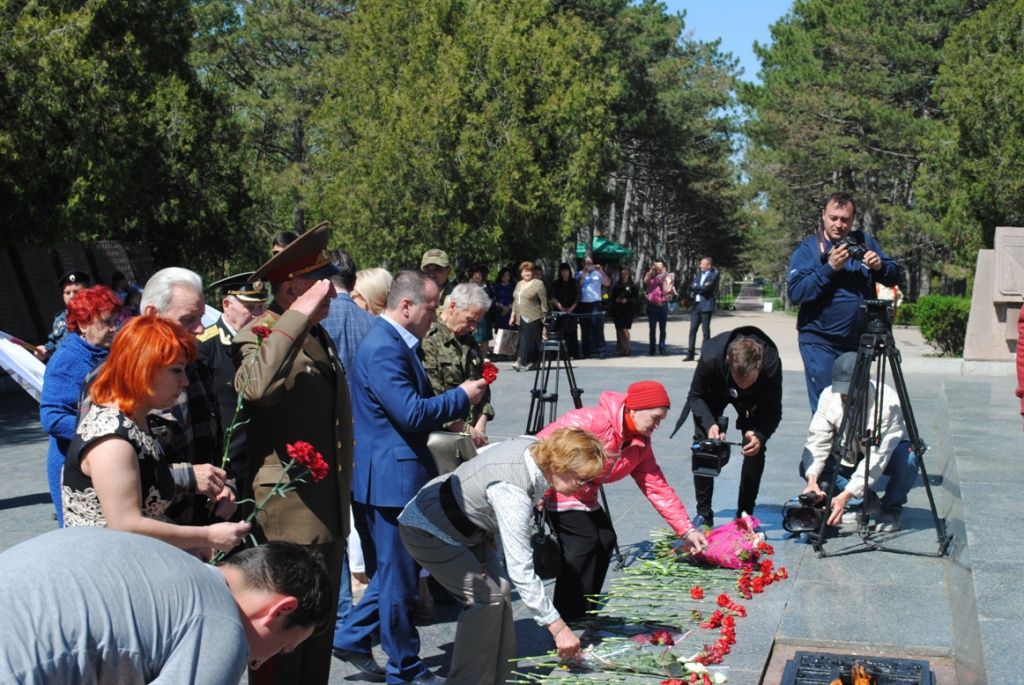 Возложение цветов Севастополь Волошенюк Е.И,.JPG