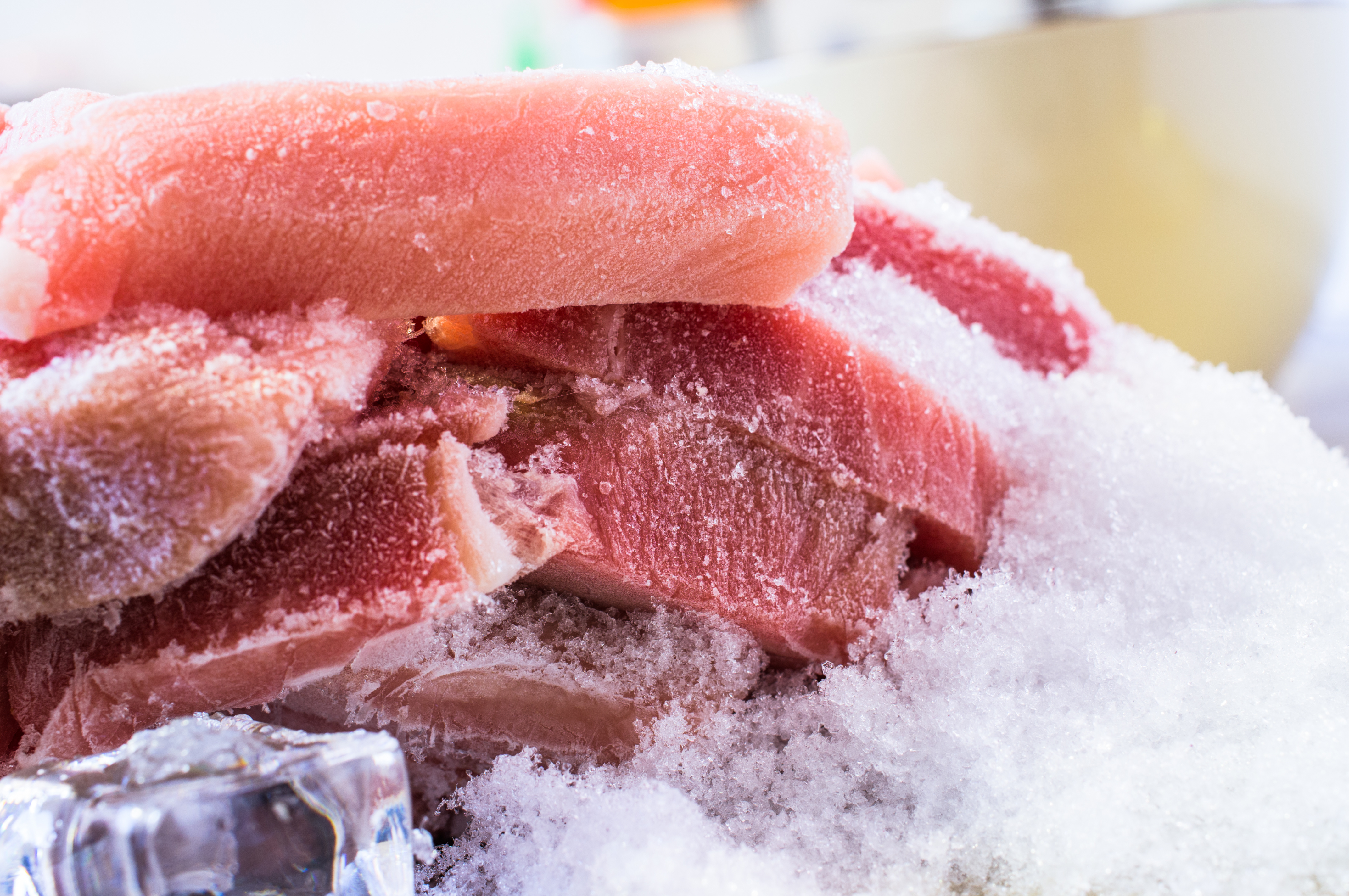 Можно размораживать мясо в воде. Оттаивание мороженого мяса. Свинина замороженная.