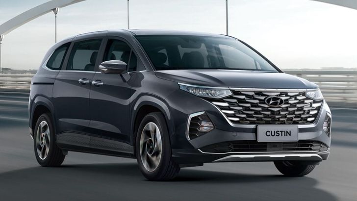 В РФ начались продажи новых минивэнов Hyundai Custin от 3,9 млн рублей