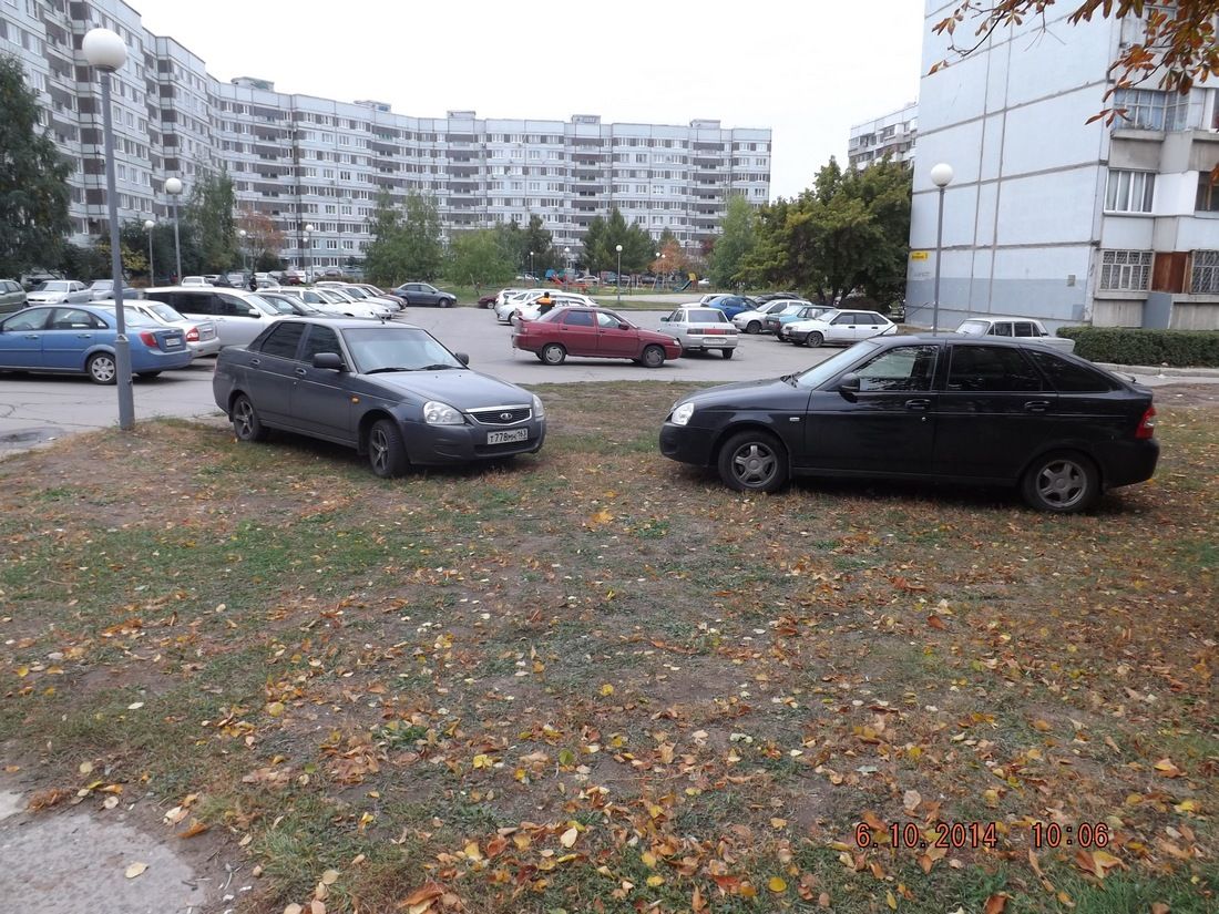 Тольяттинцам напоминают о наказании за парковку на газоне