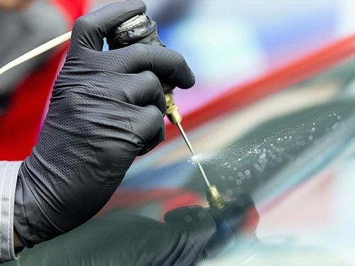 Как эффективно убрать царапины с автомобильных стекол