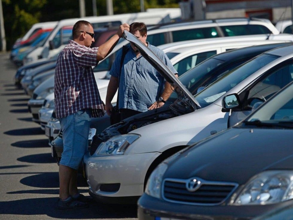 На сколько упали цены на подержанные автомобили в России