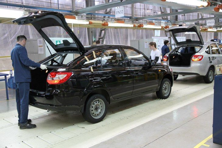 Производство автомобилей в России упало почти на 40%