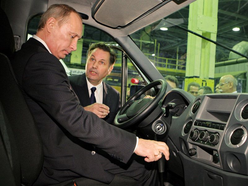 Зачем иностранцев ставят руководить автозаводами в России?
