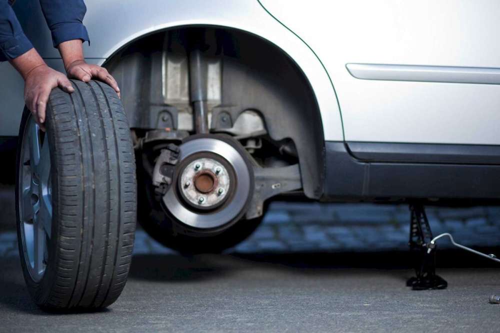 Выездной шиномонтаж для автомобиля: замена колес на дороге за 20 минут