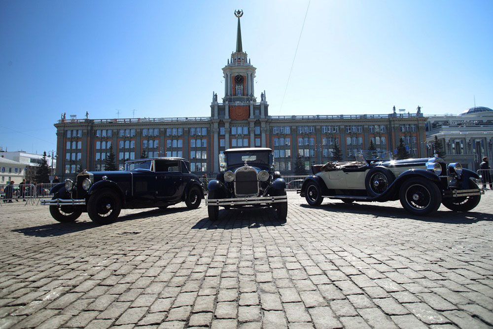 В Екатеринбурге прошла гонка столетних автомобилей 