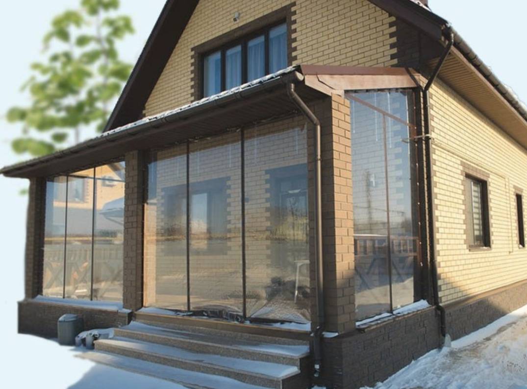 Мягкие окна из ПВХ: как закрыть веранду от дождя и сэкономить
