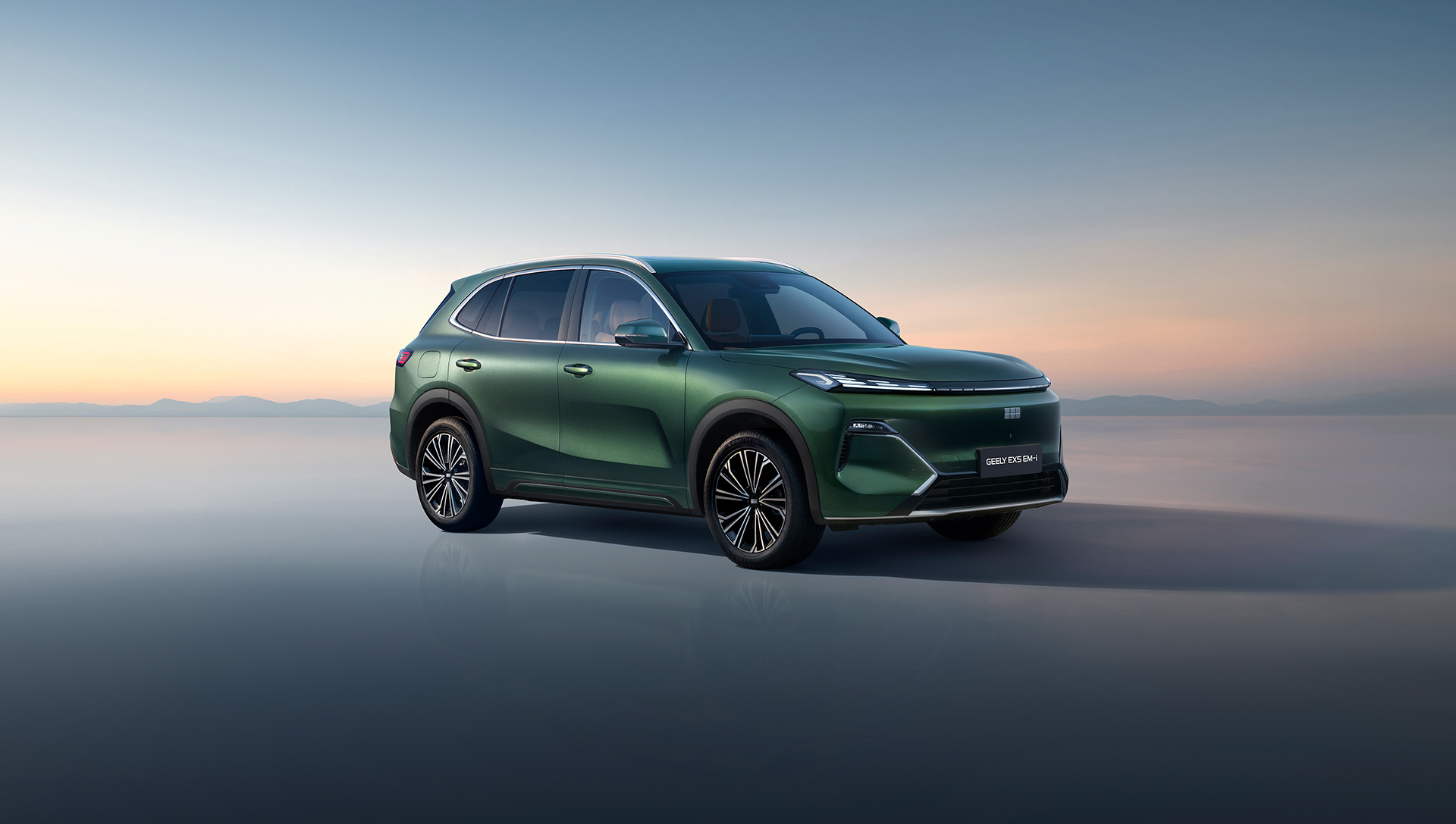  Geely представит в России инновационный кроссовер Geely EX5 EM-i 