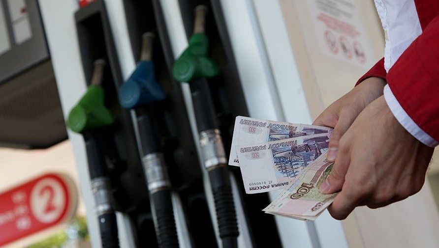 Рубль за неделю — рост цен на бензин бьет рекорды