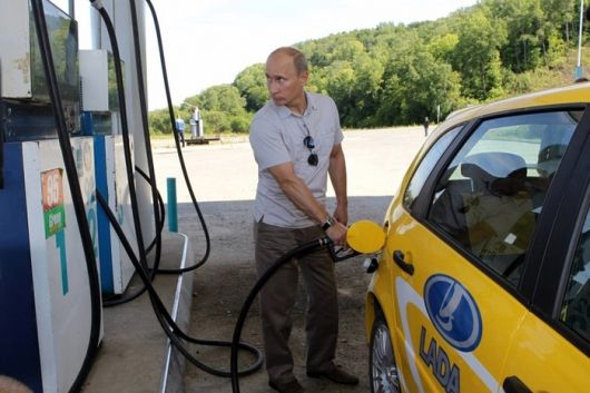 Бензин в регионах подорожал до 50 рублей