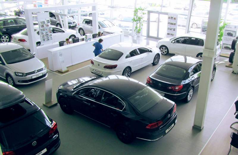 Продажи легковых автомобилей в России упали почти на 50%