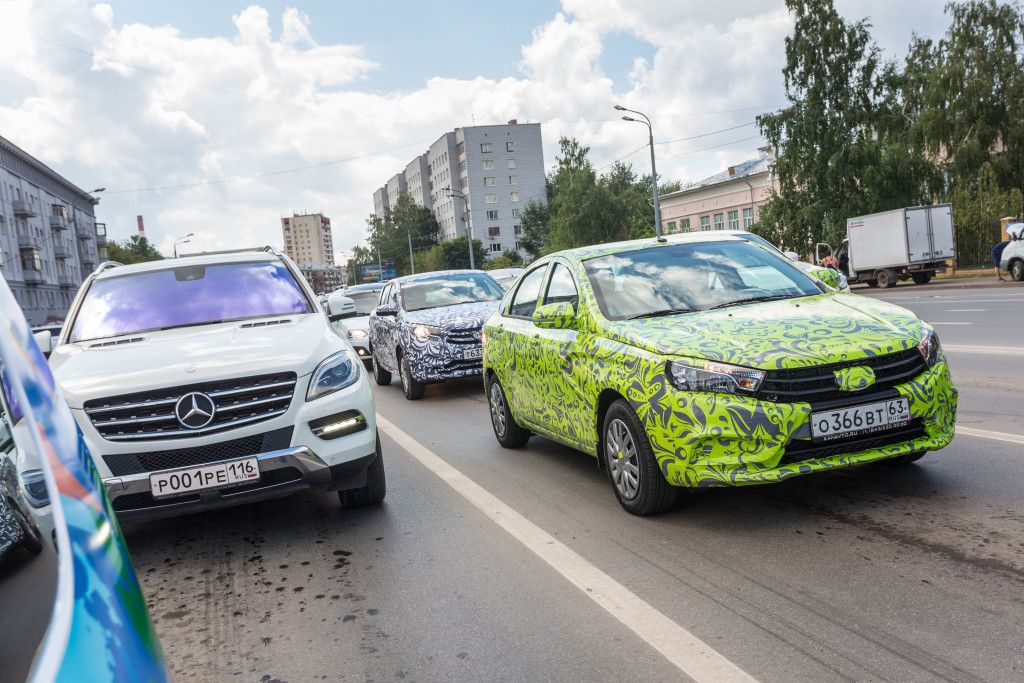 Появились новые фото с теста LADA Vesta и LADA XRAY