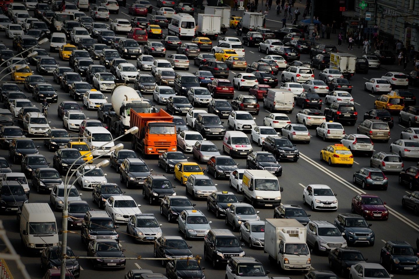 Отчего сократилось количество автомобилей на дорогах Москвы? 