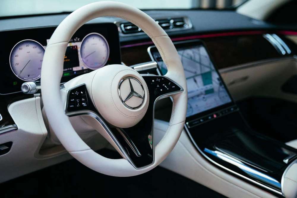 Легендарный Mercedes-Benz S-Class: роскошь, мощь и инновации в одном седане
