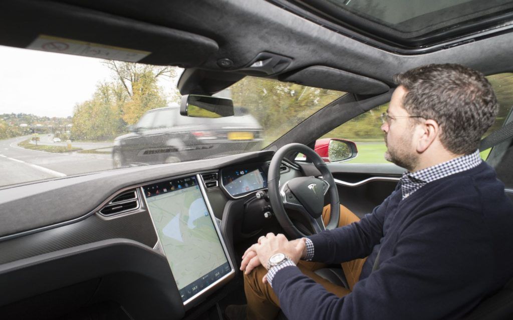Tesla придумала систему, которая заставит водителей пристёгиваться