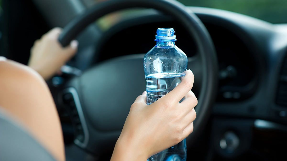 Не пей воду из старой бутылки в автомобиле! 