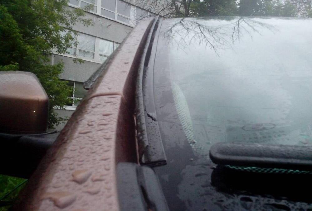 Нужен ли водоотвод на лобовом стекле автомобиля