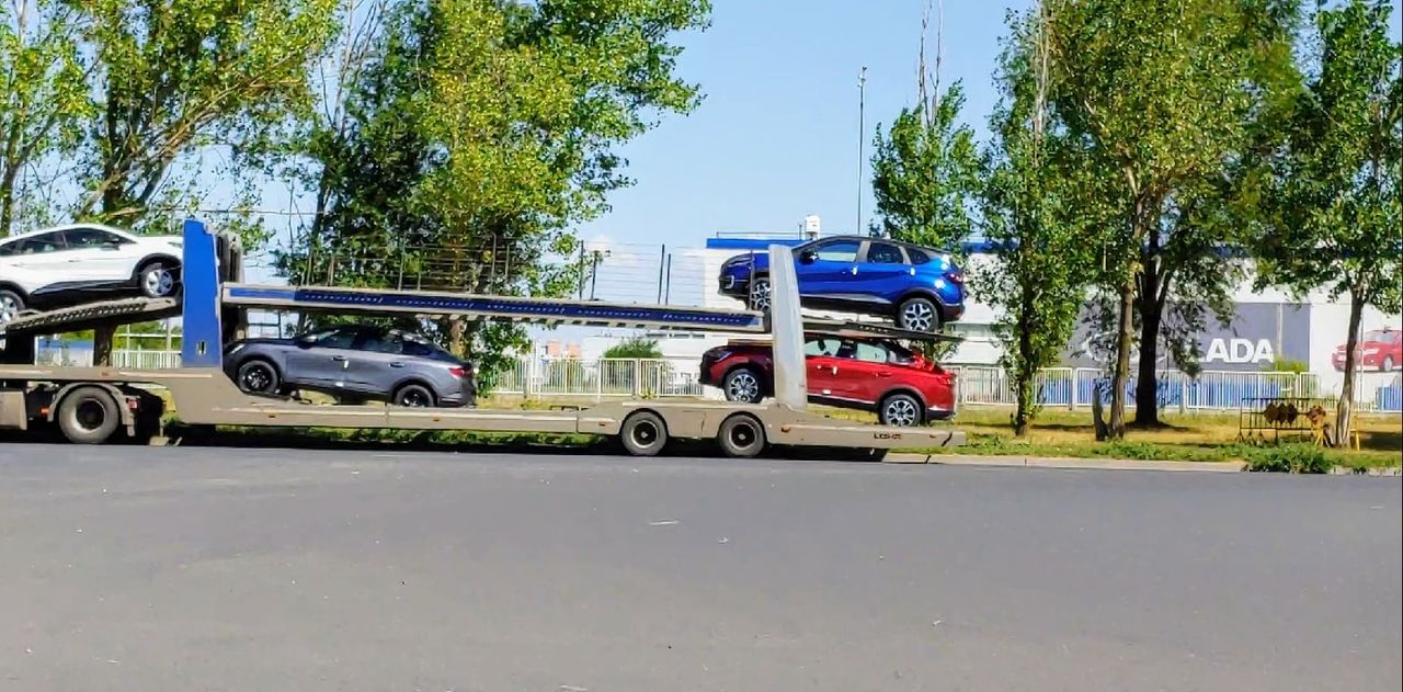 Как АВТОВАЗ отправляет автомобили Рено на Украину