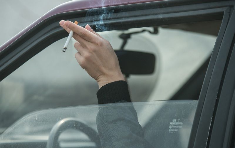 Российским водителям могут запретить курить за рулем