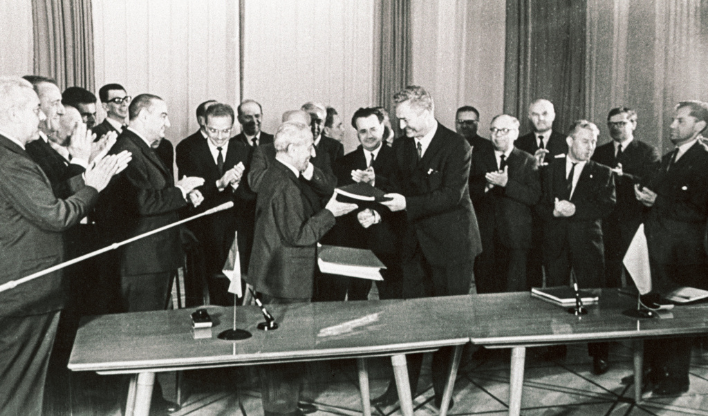 1966_08_15_Подписание контракта_6.jpg 1966_08_15_Подписание контракта_6.jpg