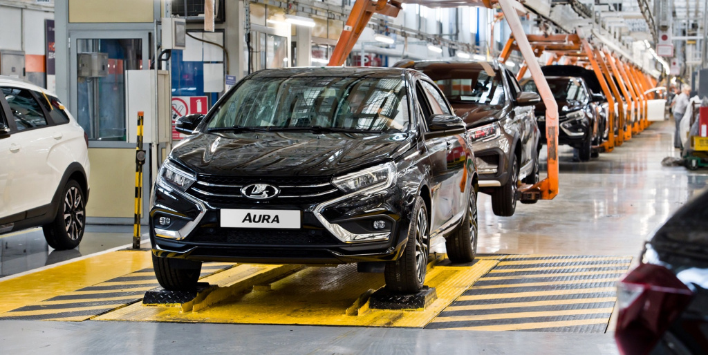 LADA Aura на конвейере.jpg